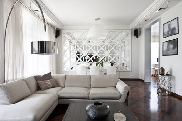 Маленькой комнате большое зеркало